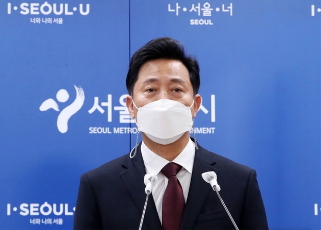 오세훈 서울시장이 27일 정부의 부동산 정책과 관련해 "부동산 정책에 무능하고, 시민들 입장에서는 독선적으로 보이는 정부·여당에 제동을 걸어야 한다"고 비판했다.