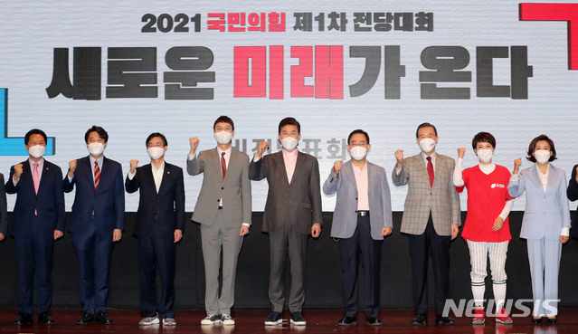 국민의힘 당 대표 후보들이 지난 25일 오전 서울 마포구 누리꿈스퀘어 국제회의장에서 열린 제1차 전당대회 후보자 비전발표회에 앞서 기념촬영을 하고 있다. 왼쪽부터 김기현 당 대표 권한대행, 이준석, 조경태, 김웅, 윤영석, 주호영, 홍문표, 김은혜, 나경원 후보 (국회사진기자단)