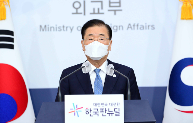 지난 25일 정의용 외교부 장관이 서울 종로구 외교부 합동브리핑룸에서 한미정상회담 결과 정부 합동 온라인 브리핑을 하고 있다. (사진=외교부 제공) 