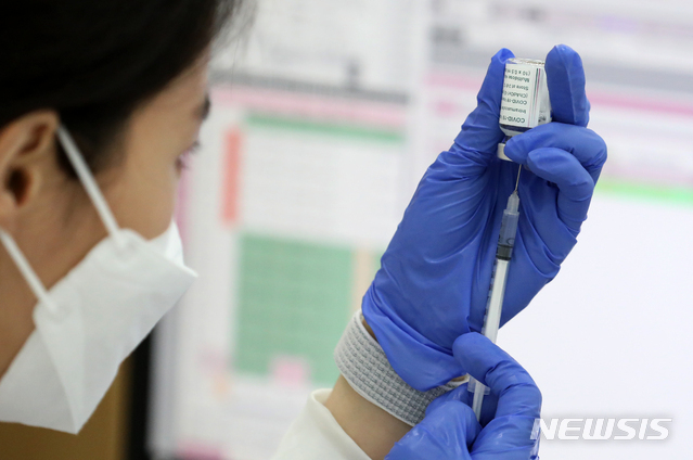지난 27일 오전 서울 서대문구 신촌세브란스병원에서 의료진이 백신 접종 준비를 하고 있다 (사진=뉴시스)