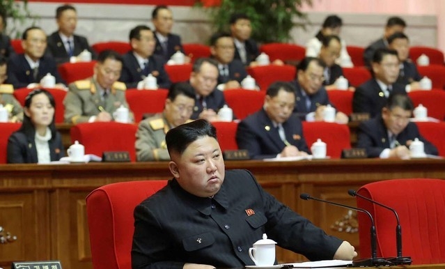 북한 조선중앙통신이 공개한 사진에 김정은 국무위원장이 9일 평양에서 열린 노동당 제8차 대회 5일 차 회의에 참석하고 있다. 조선중앙통신은 이날 회의에서 당 규약을 개정해 통일을 위한 국방력 강화 내용을 명시하고 5년 만에 비서제를 부활했다고 보도했다.