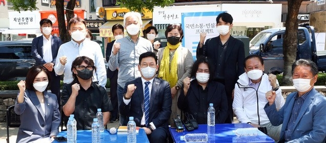 더불어민주당 송영길 대표가 30일 서울 마포구 경의선숲길공원에서 열린 국민소통 민심경청 프로젝트 '문화예술인 간담회'에서 참석자들과 기념촬영을 하고 있다. 