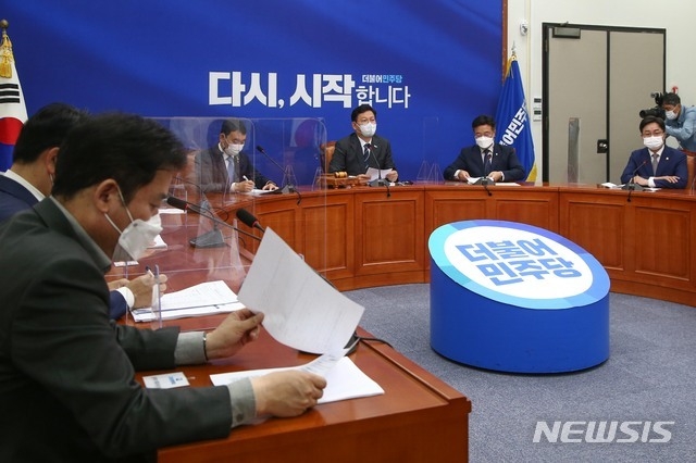 송영길 더불어민주당 대표가 지난 21일 서울 여의도 국회에서 열린 최고위원회의에 참석해 발언하고 있다. (공동취재사진) 
