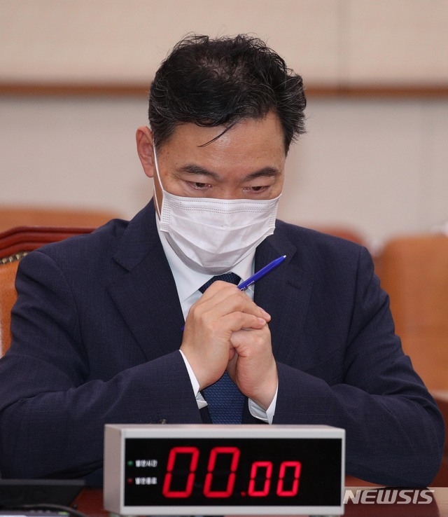 김오수 검찰총장 후보자가 지난 26일 오후 국회 법제사법위원회에서 열린 인사청문회에서 오후 청문회 속개를 기다리고 있다. (공동취재사진) 