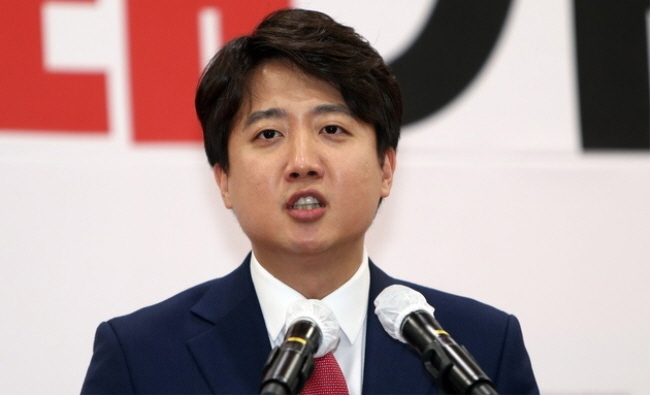 국민의힘 이준석 당 대표 후보가 지난 30일 광주 서구 치평동 김대중컨벤션센터에서 열린 국민의힘 제1차 전당대회 광주·전북·전남·제주 합동 연설회에서 정견을 발표하고 있다.(사진=뉴시스 제공)