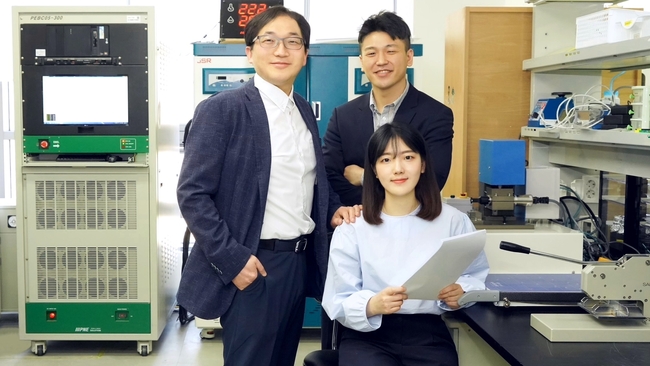 DGIST 에너지공학전공 이용민 교수(둘째줄 좌측), 이홍경 교수(둘째줄 우측), 진다희 박사과정생(앞줄)
