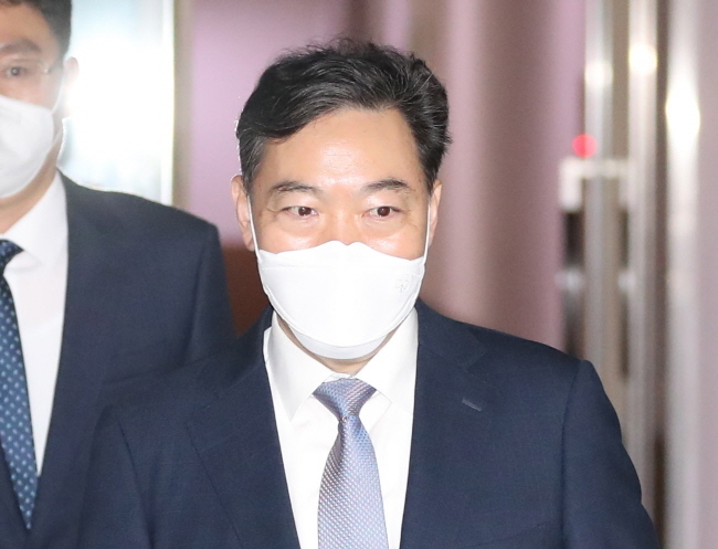 김오수 신임 검찰총장이 31일 오후 서울 서초구 서울고등검찰청에서 퇴근하기 위해 차량에 탑승하고 있다.