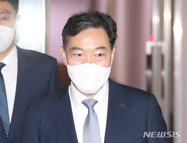 김오수 신임 검찰총장이 지난달 31일 오후 서울 서초구 서울고등검찰청에서 퇴근하기 위해 차량에 탑승하고 있다 (사진/뉴시스)