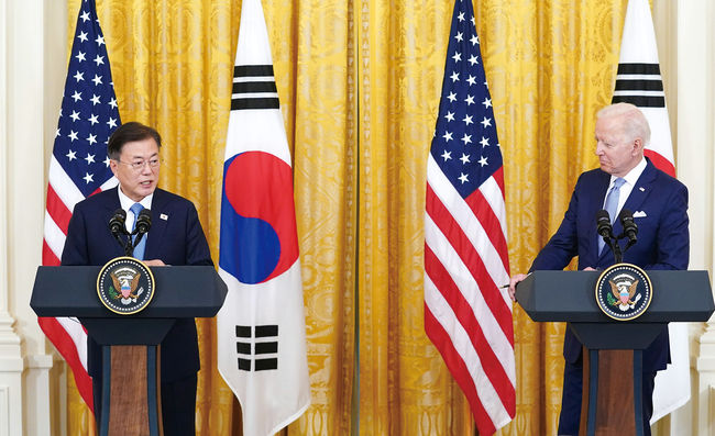 문재인 대통령이 5월 21일 오후(현지 시간) 미국 워싱턴 백악관 이스트룸에서 조 바이든 미국 대통령과 공동기자회견을 하고 있다.