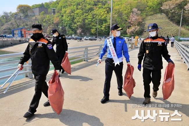 이상인 평택해양경찰서장과 한국해양구조협회 회원들이 민관 합동 바다 정화 활동을 하고 있다.