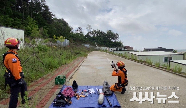 구조장비를 사용한 구조 훈련에 나선 송탄소방서 구조대원들