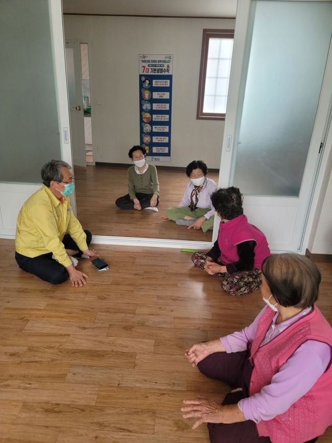 울진군 온정면이 관내 경로당을 방문해 어르신들에게 예방접종에 동참할 수 있도록 홍보를 하고 있다.