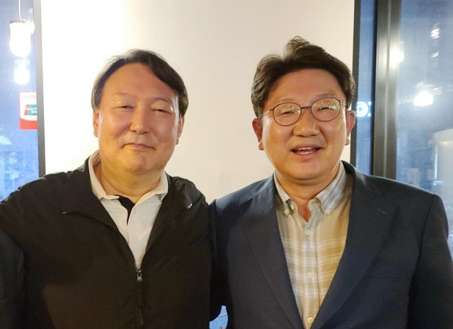 야권의 유력 대선 주자로 꼽히는 윤석열 전 검찰총장이 지난 29일 강원도 강릉을 방문했다. 윤 전 총장은 이 자리에서 국민의힘 소속 권성동 의원과 만나 약 4시간 동안 이야기를 나눈 것으로 알려졌다. (사진=권성동 의원실 제공) 