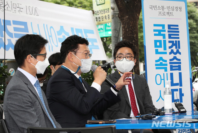 송영길 더불어민주당 대표가 지난달 31일 오전 서울 영등포구 여의도역 인근에서 열린 '국민소통 민심경청 프로젝트, 찾아가는 민주당' 행사에서 직장인,소상공인과 대화를 하고 있다 (국회사진기자단)