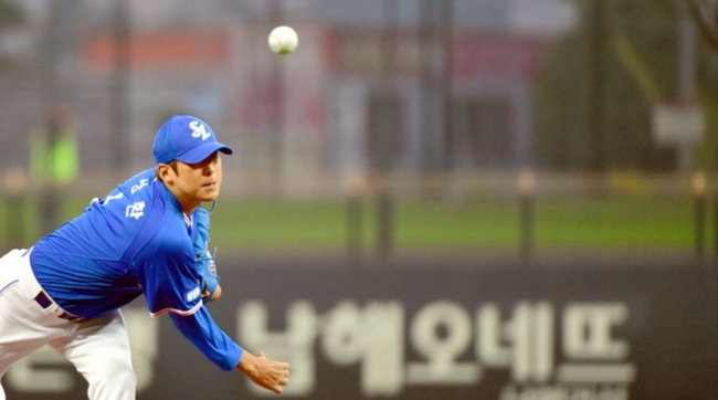 2019년 8월 27일 오후 광주 북구 광주-기아챔피언스필드에서 열린 2019프로야구 KIA 타이거즈 대 삼성 라이온스의 경기, 1회말 무사에서 삼성 선발투수 윤성환이 역투하고 있다 (사진=뉴시스 제공)