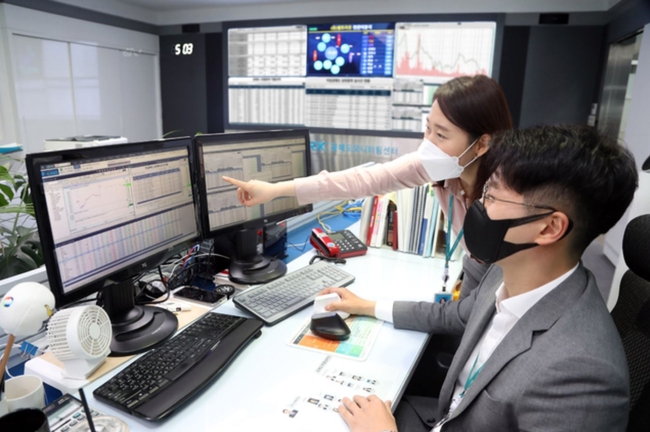 공매도 부분 재개가 이뤄진 지난달 3일 서울 여의도 한국거래소 공매도모니터링센터에서 직원들이 공매도 상황을 점검하고 있다 (사진=한국거래소/뉴시스 제공) 