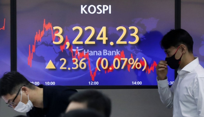 코스피가 전 거래일(3221.87)보다 2.36포인트(0.07%) 오른 3224.23에 마감한 2일 오후 서울 중구 하나은행 딜링룸 전광판에 지수가 표시되고 있다. 이날 코스닥 지수는 전 거래일(984.59)보다 3.49포인트(0.35%) 내린 981.10, 원·달러 환율은 전 거래일(1105.9원)보다 7.4원 오른 1113.3원에 마감했다 (사진=뉴시스 제공)