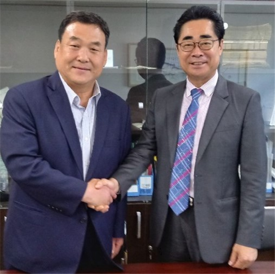 ㈜지에프오일의 서영진사장(좌)과 김두익 전 금감원 금융분쟁조정위원(우) / 사진제공=㈜지에프오일