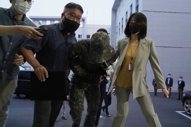 극단적인 선택을 한 공군 여성 부사관을 성추행한 혐의를 받는 사건의 피의자 장모 중사가 지난 2일 오후 서울 용산구 국방부 보통군사법원 영장실질심사에 출석하고 있다. (사진=국방부 제공)