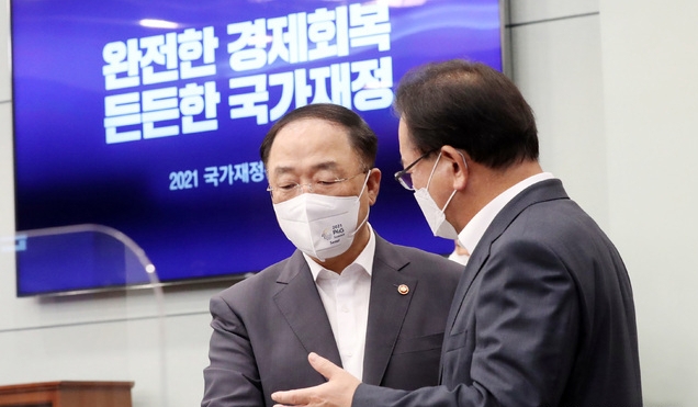 김부겸 국무총리와 홍남기 경제부총리 겸 기획재정부 장관이 지난달 27일 오후 청와대에서 열린 ‘2021국가재정전략회의’에 참석해 이야기를 나누고 있다 (사진/뉴시스)