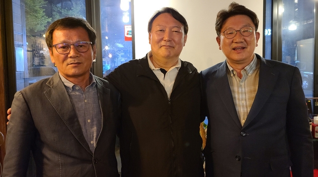 야권의 유력 대선주자인 윤석열 전 검찰총장(가운데)이 지난 29일 오후 강원도 강릉시 교동의 한 커피숍에서 권성동 국민의힘 국회의원(오른쪽), 김홍규 전 강릉시의회 의장과 포즈를 취하고 있다. (사진=독자 제공)