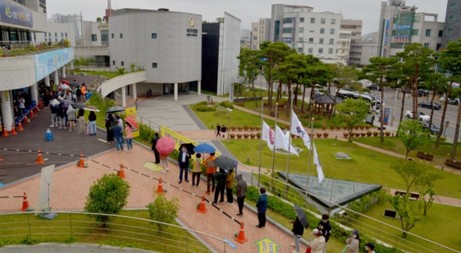지역 교통 거점인 광주종합버스터미널을 중심으로 코로나19 확진자가 잇따르면서 지난달 27일 광주 서구 농성동 보건소 선별진료소에 진단 검사를 받으려는 시민들이 긴 줄을 서고 있다 (사진=뉴시스 제공)