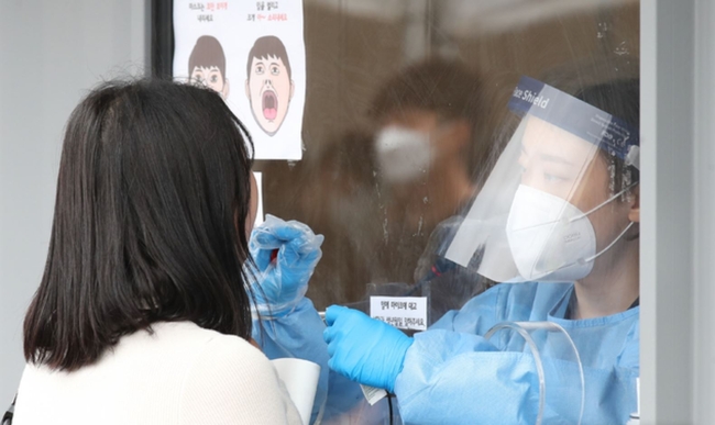 제주 지역 코로나19 하루 확진자가 20명대에 이르는 등 확산세가 이어지는 지난달 11일 오전 제주시보건소가 코로나19 검사를 받으려는 시민들의 발걸음으로 분주하다. 제주도 방역당국은 이날 확진자는 24명으로 올해 들어 가장 많은 숫자를 기록했다고 발표했다 (사진=뉴시스 제공)