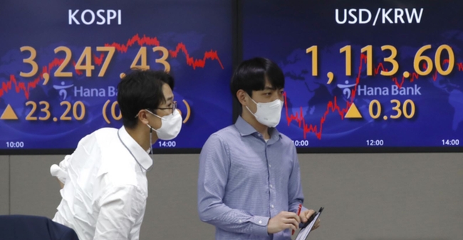코스피가 전 거래일(3224.23)보다 23.20포인트(0.72%) 오른 3247.43에 마감한 3일 오후 서울 중구 하나은행 딜링룸에서 딜러들이 업무를 보고 있다. 이날 코스닥지수는 전 거래일 대비9.09포인트(0.93%) 오른 990.19에, 서울 외환시장에서 원·달러 환율은 전 거래일보다 0.3원 오른 1113.6원에 마감했다 (사진=뉴시스 제공)