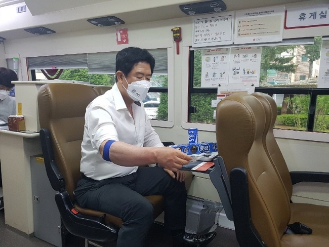 김광철 연천군수가 연천군 사랑의 헌혈운동에 참여해 헌혈을 하고 있다.