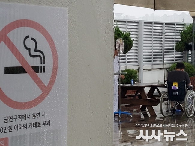 울산 동강병원 야외휴게실 복도 끝에 금연구역 표지판이 설치돼 있지만 버젓이 흡연행위가 이뤄지고 있다.