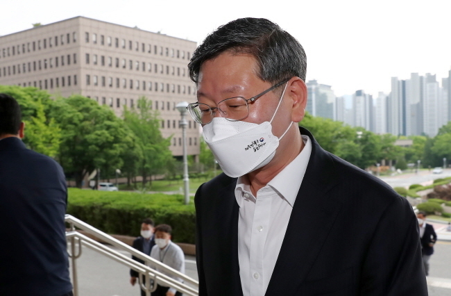 사의를 표명한 이용구 법무부 차관이 1일 오전 경기 과천시 법무부 청사로 출근을 하고 있다. (사진=뉴시스 제공)