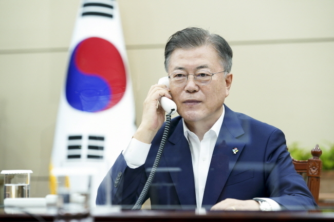 문재인 대통령이 3일 오후 청와대 여민관 소회의실에서 보리스 존슨 영국 총리와 전화 통화하고 있다. (사진=청와대 제공) 