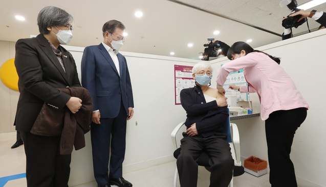 문재인 대통령과 정은경 질병관리청장이 지난 2월26일 코로나19 백신 접종 참관을 위해 서울 마포구보건소를 방문해 백신 접종을 받는 김윤태 푸르메 넥슨어린이 재활병원 의사를 지켜보고 있다 (사진=뉴시스)
