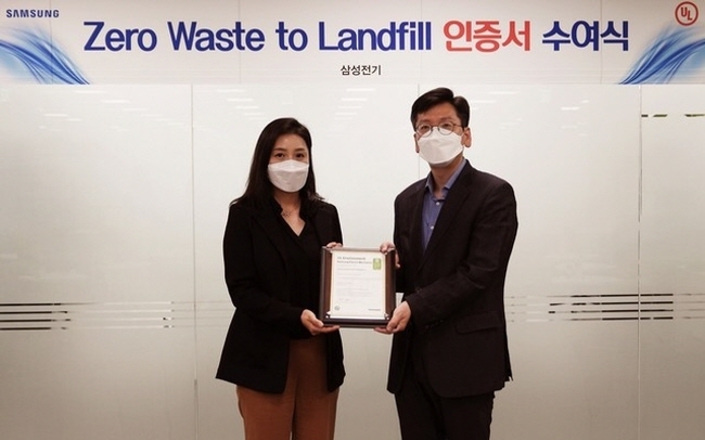 삼성전기 안전환경팀장 김성민 상무(오른쪽)가 UL로부터 '폐기물 매립 제로' 인증서를 받고 있다. (사진=삼성전기 제공)