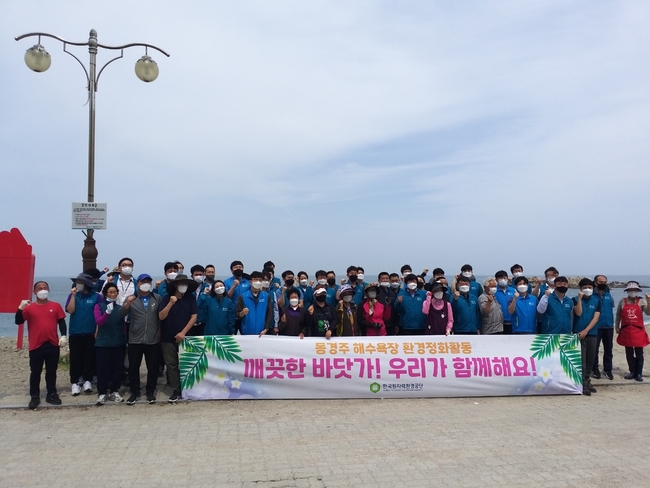 문무대왕면새마을부녀회에서 어르신 백신접종을 위한 인솔 자원봉사를 하는 모습 