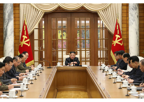 북한 조선노동당 기관지 노동신문은 5일 당 중앙위 8기 1차 정치국 회의가 김정은 총비서 겸 국무위원장 사회로 지난 4일 열렸다고 보도했다. (사진=노동신문 캡쳐)