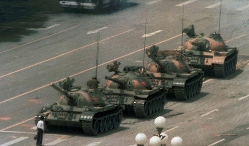 AP통신 사진기자 제프 와이드너가 찍은 사진으로, 지난 1989년 6월5일 중국 베이징(北京) 중심가 창안제(長安街)에서 한 남성이 맨몸으로 중국군 탱크들을 막아섰던 모습. 탱크맨이라는 별명이 생긴 이 남성은 '톈안먼 사태', 총칼을 향한 외로운 저항의 상징으로 전 세계적으로 널리 알려졌지만 정작 중국에서는 잘 알려져 있지 않다.