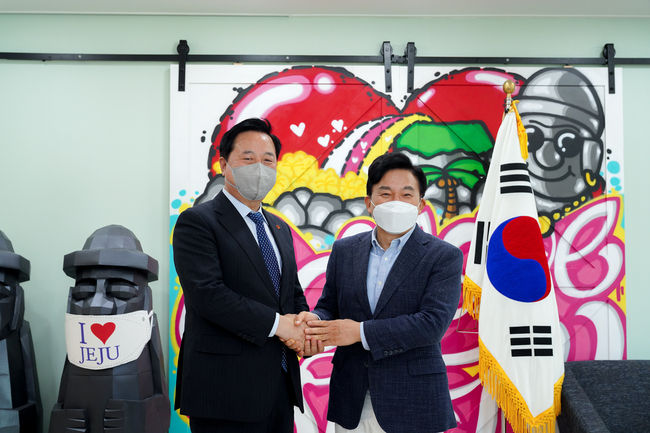 김두관(왼쪽) 더불어민주당 의원과 원희룡 제주지사가 5일 오후 제주도청 2층 집무실에서 제주도민 코로나19 백신 선제적 예방접종에 대해 논의한 후 기념촬영하고 있다. / 사진제공=제주도