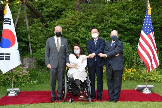 김부겸 국무총리가 5일 총리공관에서 미 상원의원 대표단과 기념촬영을 하고 있다. 왼쪽부터 댄 설리번, 태미 덕워스, 김 총리, 크리스 쿤스. 2021.06.05. (사진=총리실 제공)