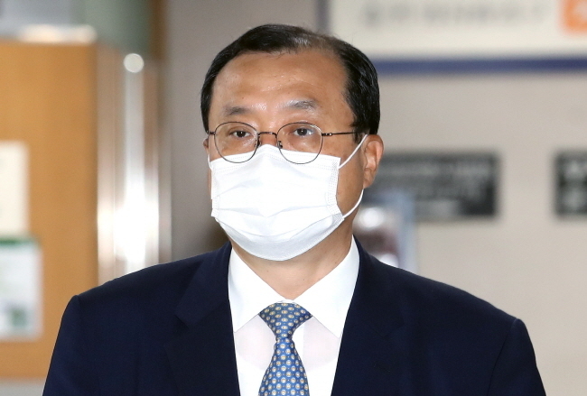 사법행정권을 남용해 재판에 개입한 혐의를 받는 임성근 전 부장판사가 5월 25일 오후 서울 서초구 서울 서울고등법원에서 열린 공판에 출석하고 있다.