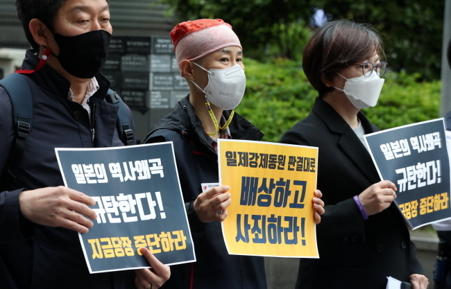  민주노총과 한국노총, 강제동원공동행동이 5월 4일 오전 서울 용산구 용산역 광장 강제징용 노동자상 앞에서 일본 정부의 조선인 강제노동 부정 규탄 기자회견을 하고 있다. 