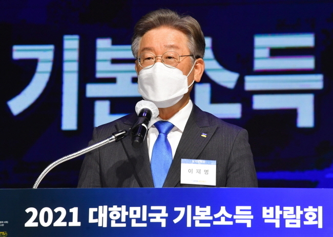 이재명 경기도지사가 4월 28일 오전 경기도 고양시 킨텍스에서 열린 '2021 대한민국 기본소득 박람회'에 참석해 개회사를 하고 있다. 