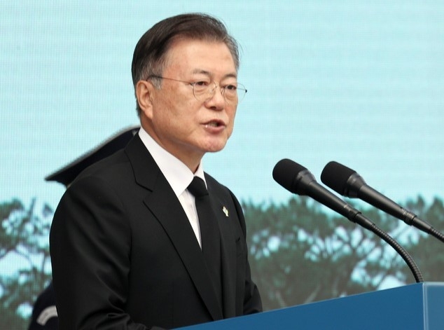 문재인 대통령이 6일 서울 동작구 국립서울현충원에서 열린 제66회 현충일 추념식에 참석해 추념사를 하고 있다.