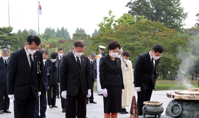 문재인 대통령과 부인 김정숙 여사가 6일 서울 동작구 국립서울현충원에서 열린 제66회 현충일 추념식에 참석해 현충탑에 헌화 및 분향 후 순국선열 및 호국영령에 대해 묵념하고 있다.