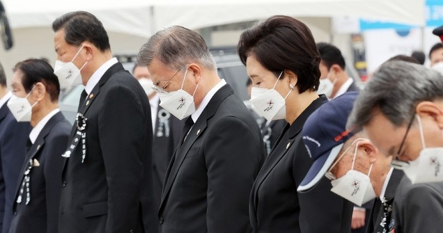  문재인 대통령과 부인 김정숙 여사가 6일 서울 동작구 국립서울현충원에서 열린 제66회 현충일 추념식에 참석해 추모 묵념을 하고 있다.