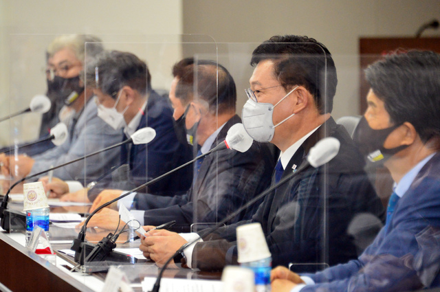 송영길 더불어민주당 대표가 5일 서울 여의도 중소기업중앙회에서 열린 개성공단 기업인 간담회에서 인사말을 하고 있다.