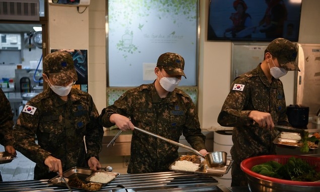 국방부는 지난 3일 취재진에게 공군 3여단 예하 부대의 배식 현장을 공개했다.