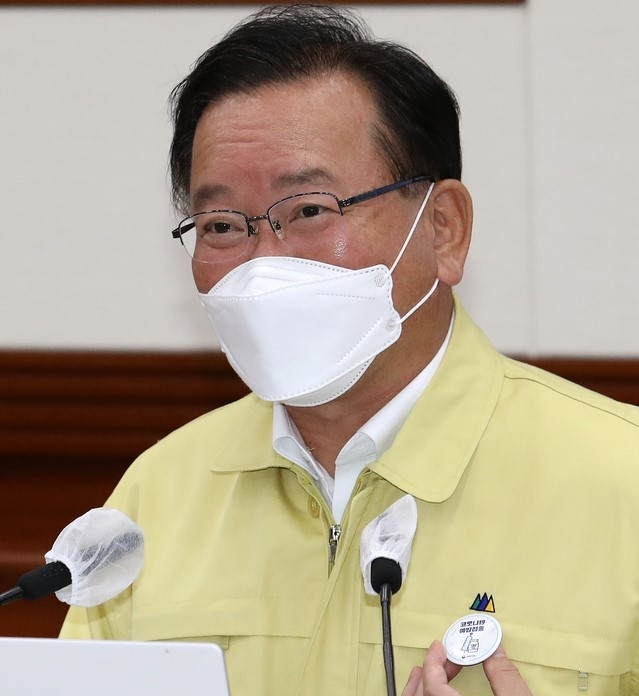 김부겸 국무총리가 6일 오후 종로구 정부서울청사에서 열린 코로나19 대응 중앙재난안전대책본부(중대본) 회의에 참석해 발언하고 있다.
