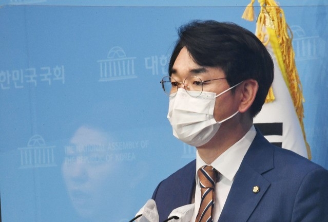 대선출마를 선언한 박용진 더불어민주당 의원이 3일 오전 서울 여의도 국회 소통관에서 대선공약인 모병제관련 기자회견을 하고 있다. (공동취재사진)