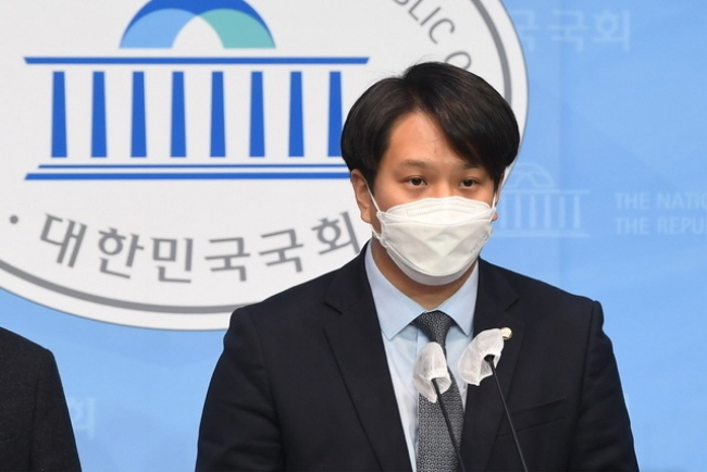 ˙˙전용기 더불어민주당 의원이 오영환, 이소영, 장경태, 장철민 의원과 함께 지난 4월 9일 오전 서울 여의도 국회 소통관에서 '더불어민주당 2030의원 입장문' 발표를 하고 있다.(사진=뉴시스 제공)